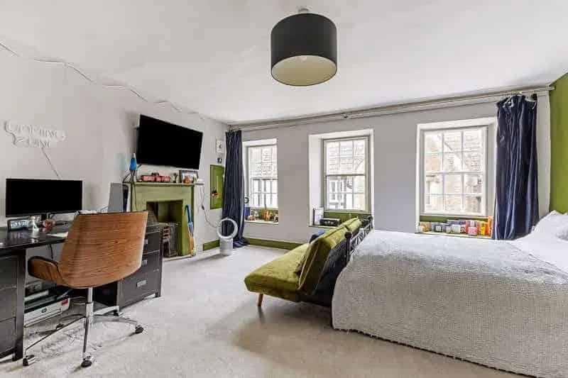 5 bed house for sale