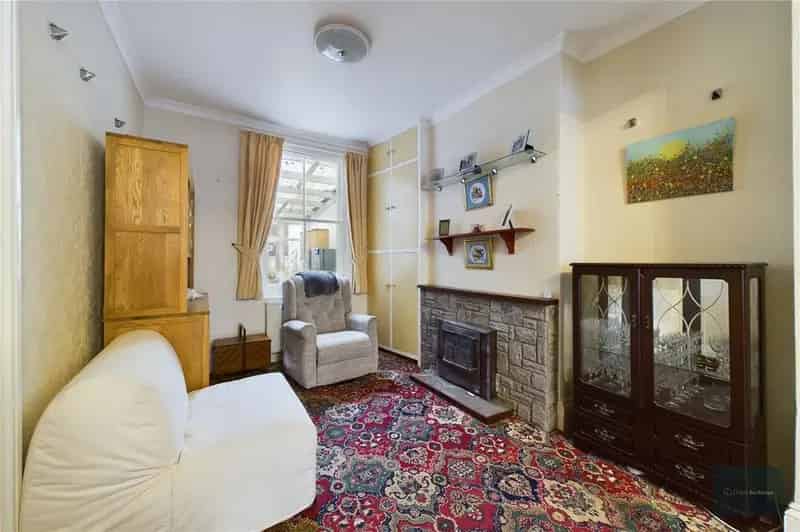 6 Bedroom End of Terrace House for Sale
