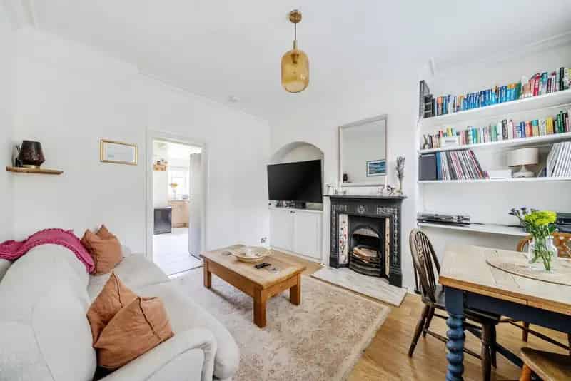 Two Bedroom Terrace House Near Tooting Bec Common