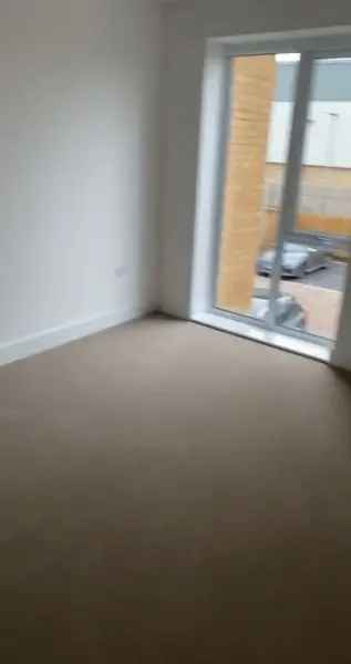 2 Bed Flat Near Park Station Shops School