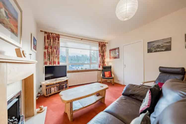 Spacious 2-Bedroom Apartment in Muirend