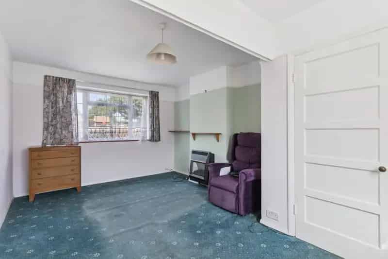 3 Bedroom House For Sale Near Town Centre and Train Station