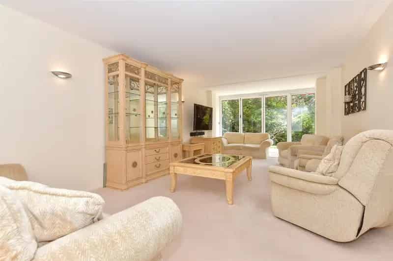 3 Bedroom Apartment for Sale in Chigwell