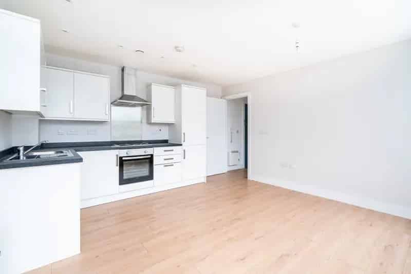 2 Bed 2 Bath Flat near Kenton Station Parking Available