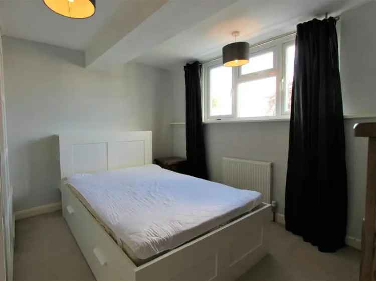 Flat For Sale in Leam Terrace, Warwick, England