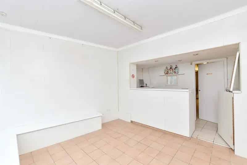 6 Bedroom Mid-Terraced House - Auction