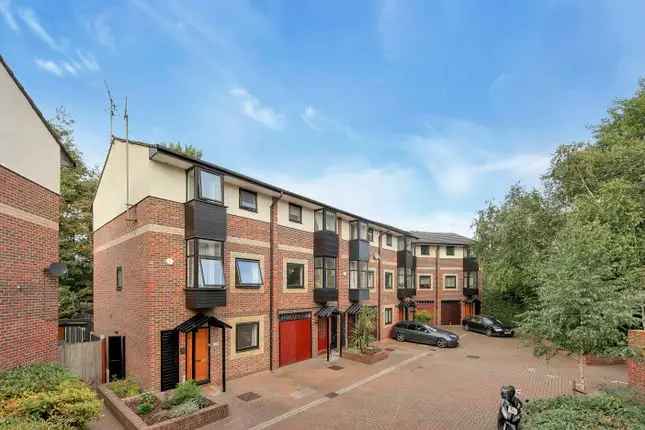 4 Bedroom Townhouse Near Canary Wharf - Ideal for Students and Professionals