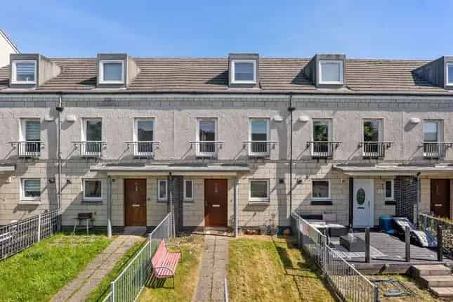 3 Bedroom Mid-Terraced House for Sale in Belvidere Village Glasgow