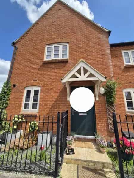 3 Bed Semi Detached House Near Amenities