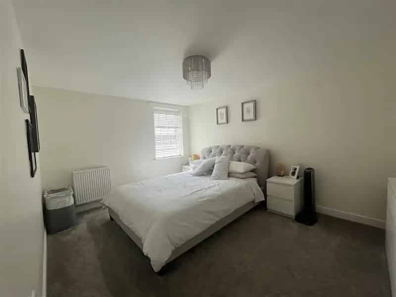 Two Double Bedroom Flat Near Town Centre and Railway Station