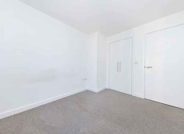 Flat For Sale in Crowthorne, England