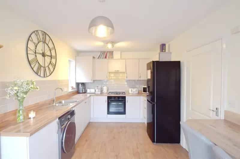 4 Bedroom Semi-Detached House Near M4