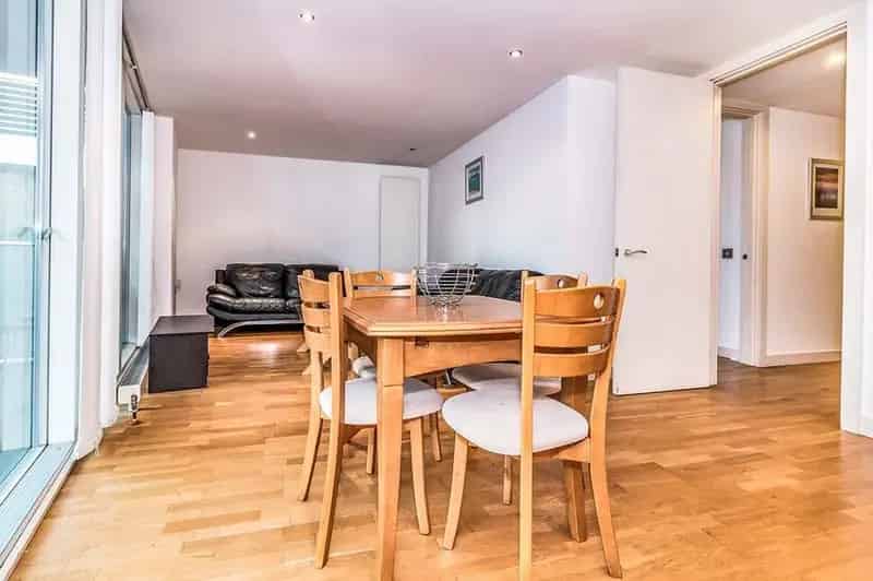 2 Bedroom Furnished Apartment Salford M50 - Secure Parking Concierge