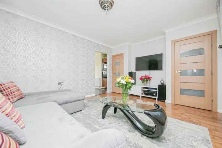 3 Bedroom End Terrace House with Conservatory and Garden