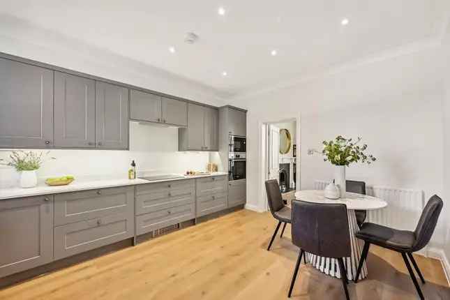 Flat to rent in St. Georges Court, Gloucester Road, South Kensington, London SW7