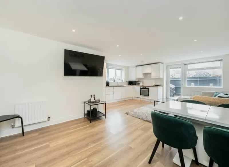 2 Double Bedroom Apartment near South Wimbledon Station