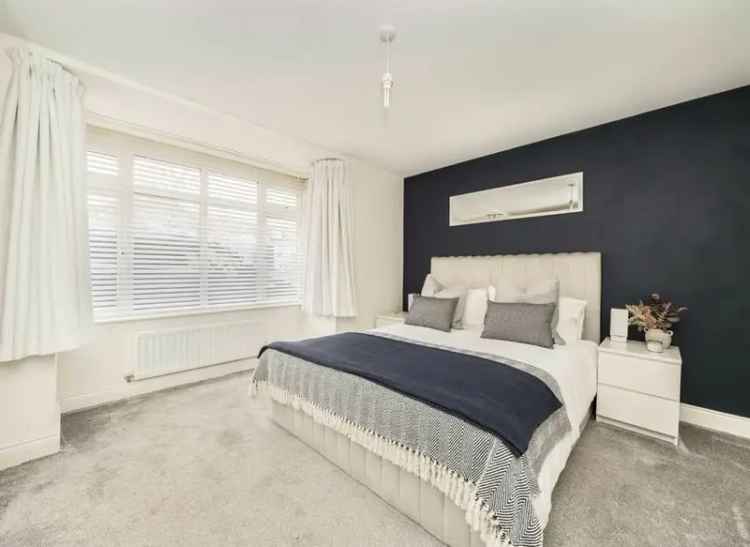 Flat For Sale in London, England