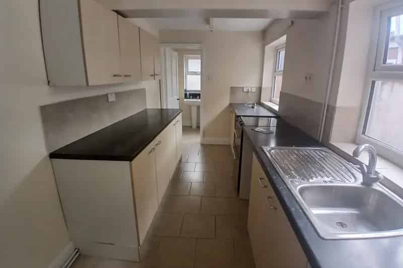 2 Bed End Terrace House with Courtyard Garden