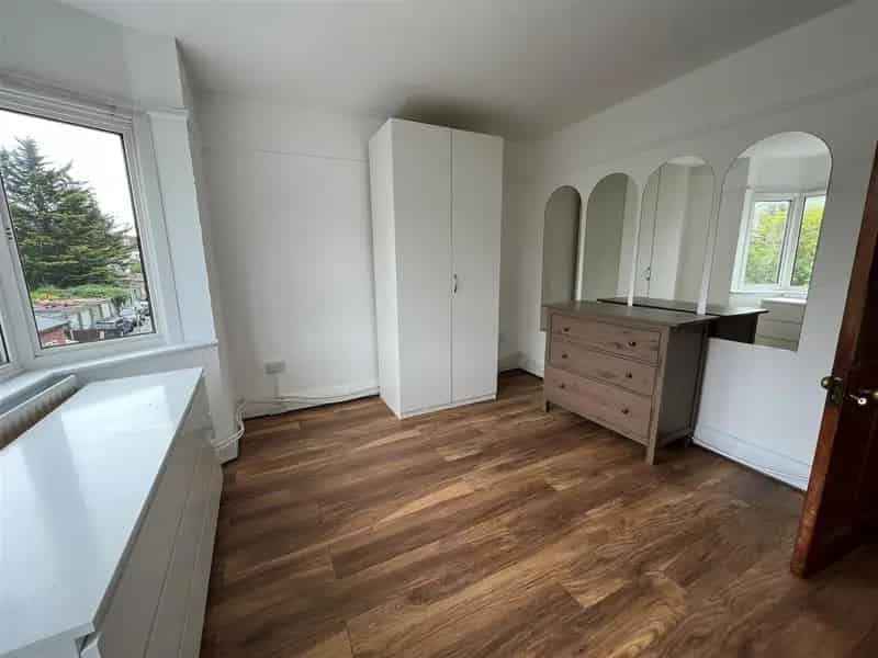 2 Bedroom Apartment Near Hendon Central Station