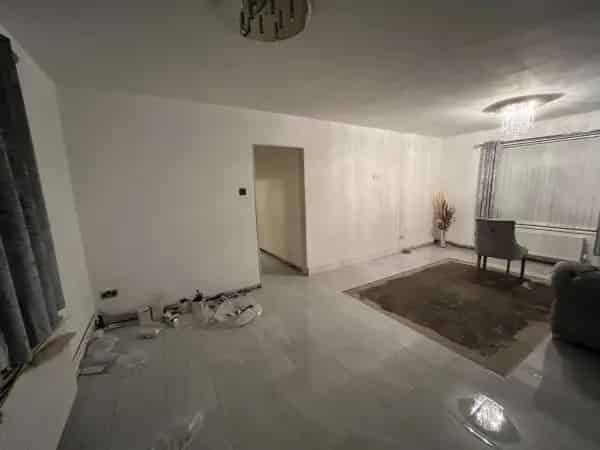2 King Size Bedrooms House with Storage Sheds Marble Floors