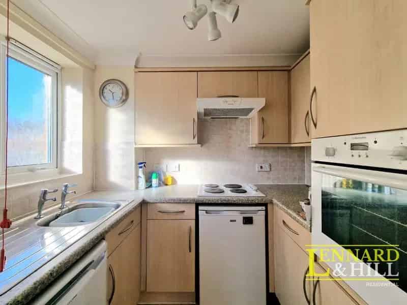 1 Bed Retirement Apartment Near Shops and Doctors