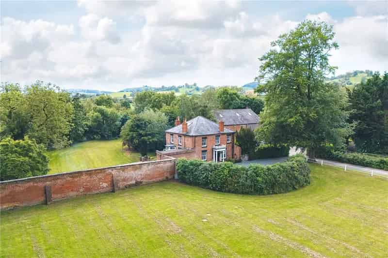 5 Bedroom Detached House with River Frontage and Equestrian Facilities