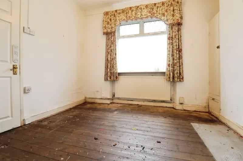 2 Bedroom Mid Terrace House Near Penarth Town Centre