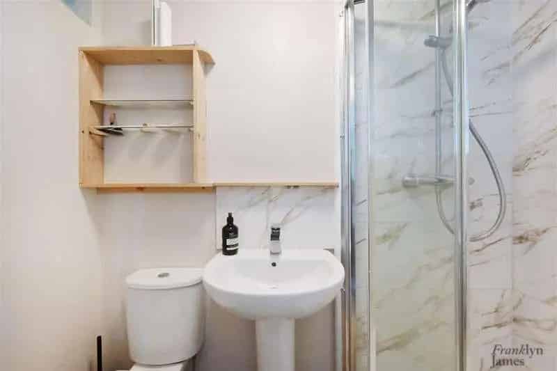 5 bed house for sale