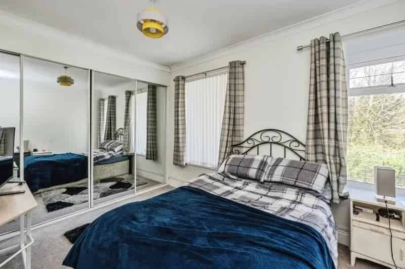 3 Bedroom End Terrace House with Summerhouse and Loft Conversion
