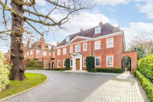 Detached House for Sale in Hampstead Garden Suburb