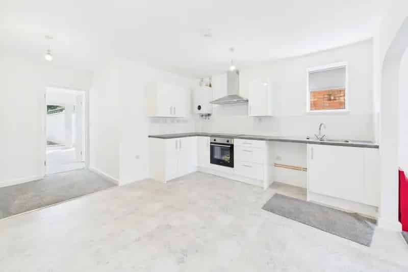 Spacious One Bedroom Flat Aylestone Leicester Modern Kitchen Garden