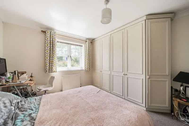 2 Bed Flat for Sale Near Town Centre