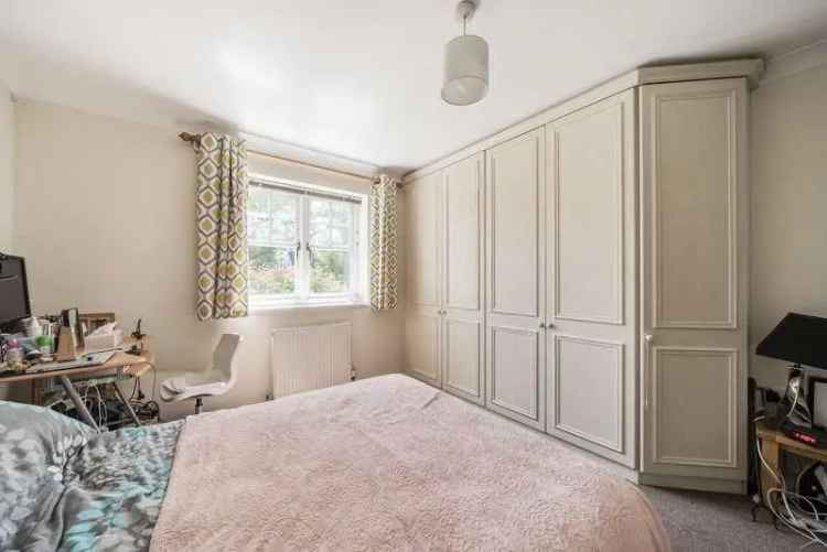 2 Bed Flat for Sale Near Town Centre