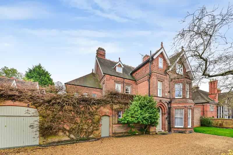 7 Bedroom Detached House For Sale