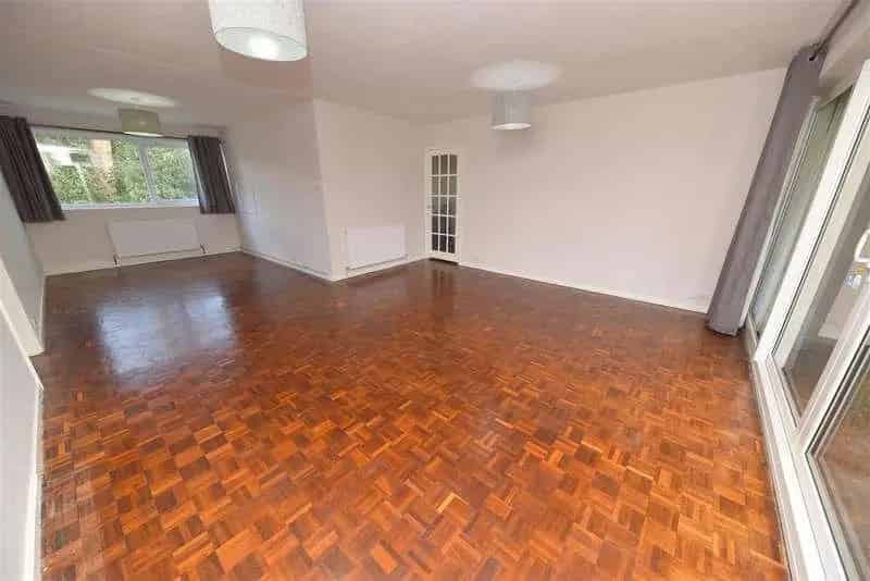 2 Bed Flat for Sale - Refurbished Apartment with Garage and Balcony
