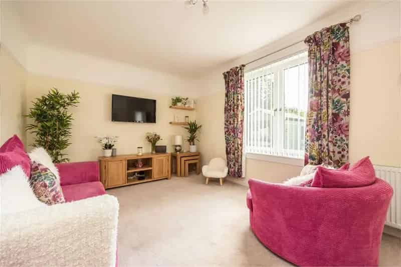 2 Bed Flat Lower Villa with Garden and Driveway