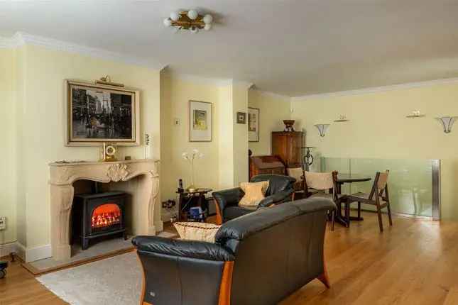 3 Bedroom House with Terrace and Garage in South Kensington