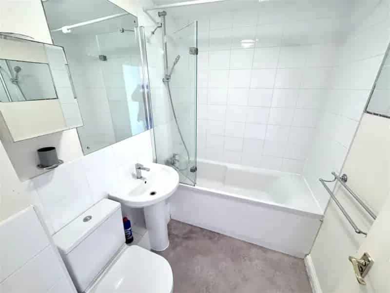 2 Bedroom Flat For Sale near Camberley High Street