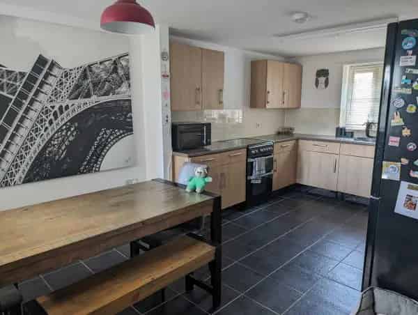 Lovely 4 Bedroom Home Near Schools and Shops
