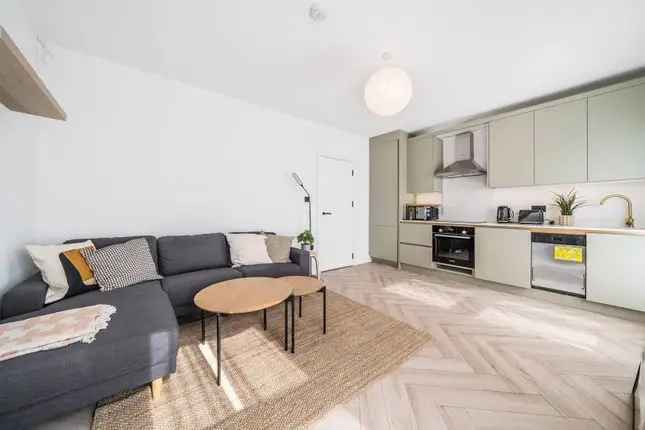 Flat to rent in York Road, Clapham Junction, London SW11