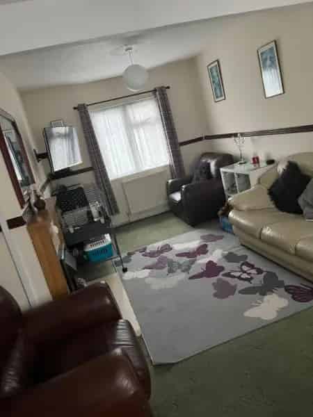 3 Bedroom House Near Schools Shops Good Size Bedrooms