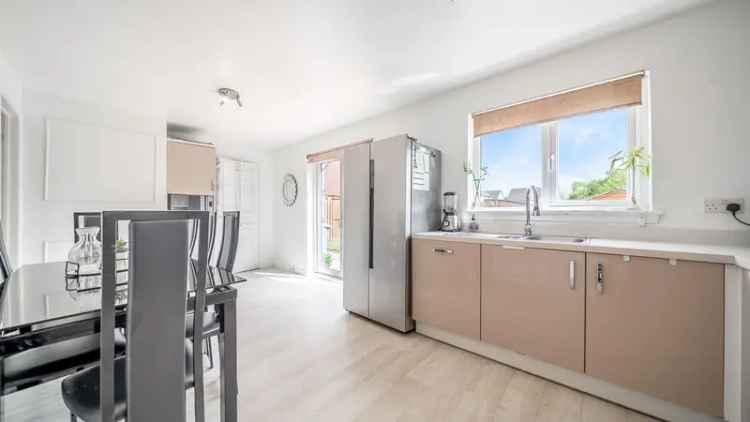 6 Bedroom Detached House with Ensuite and Large Garden
