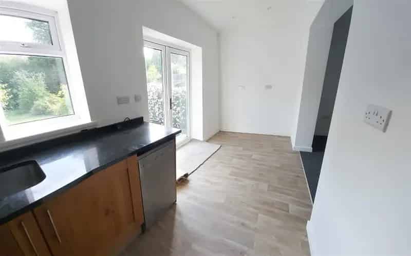 3 Bedroom House Fforestfach Garage Driveway Parking Range Cooker