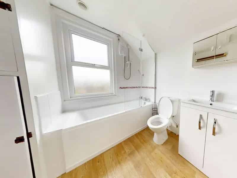 3 Bed House with Garage and West Facing Garden