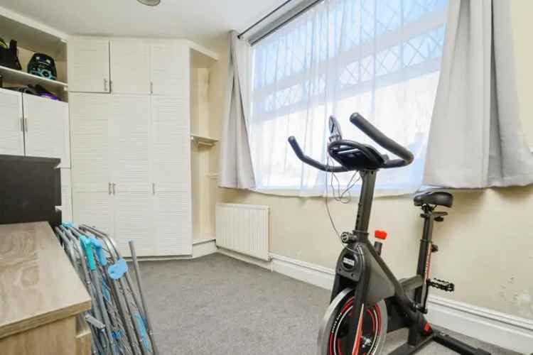 2 Bed House in Central Portsmouth with Parking and Roof Terrace