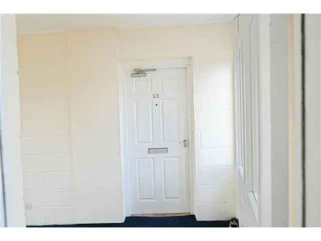 2 Bedroom Flat for Sale Near Town Centre
