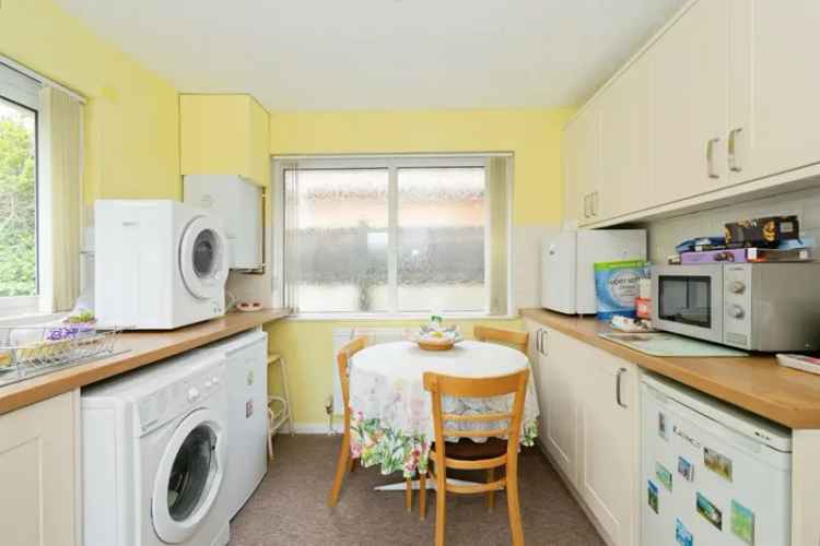 2-Bed Link-Detached Bungalow with Garage and Gardens