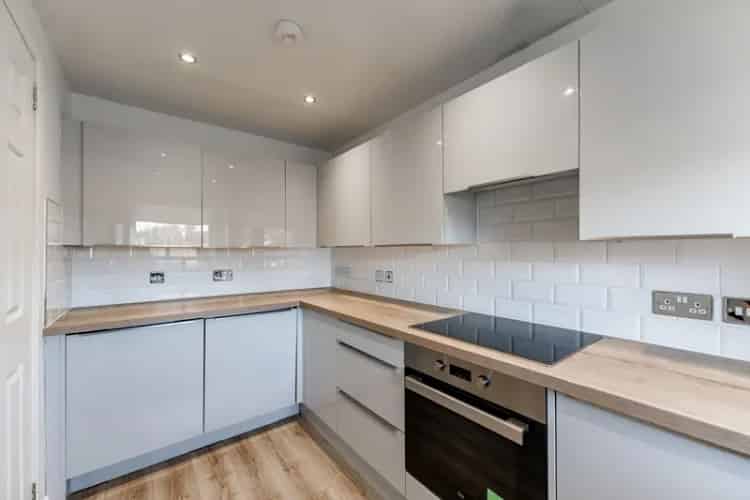 Bright 2-Bedroom Flat Near Hillfoot Station