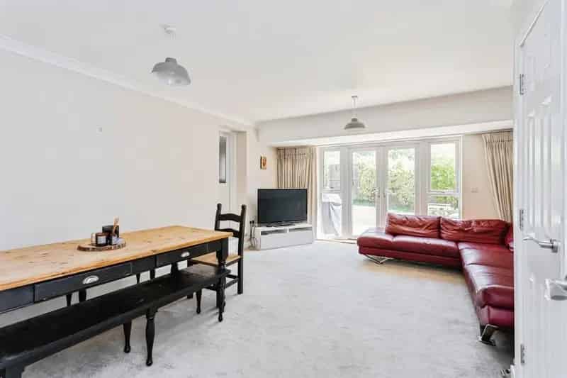 Spacious 3 Bed Semi-Detached House with 2 En-Suites and Garden