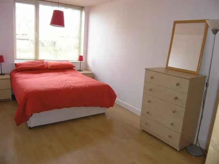 2 Double Bedroom Flat with Garage and Ample Parking